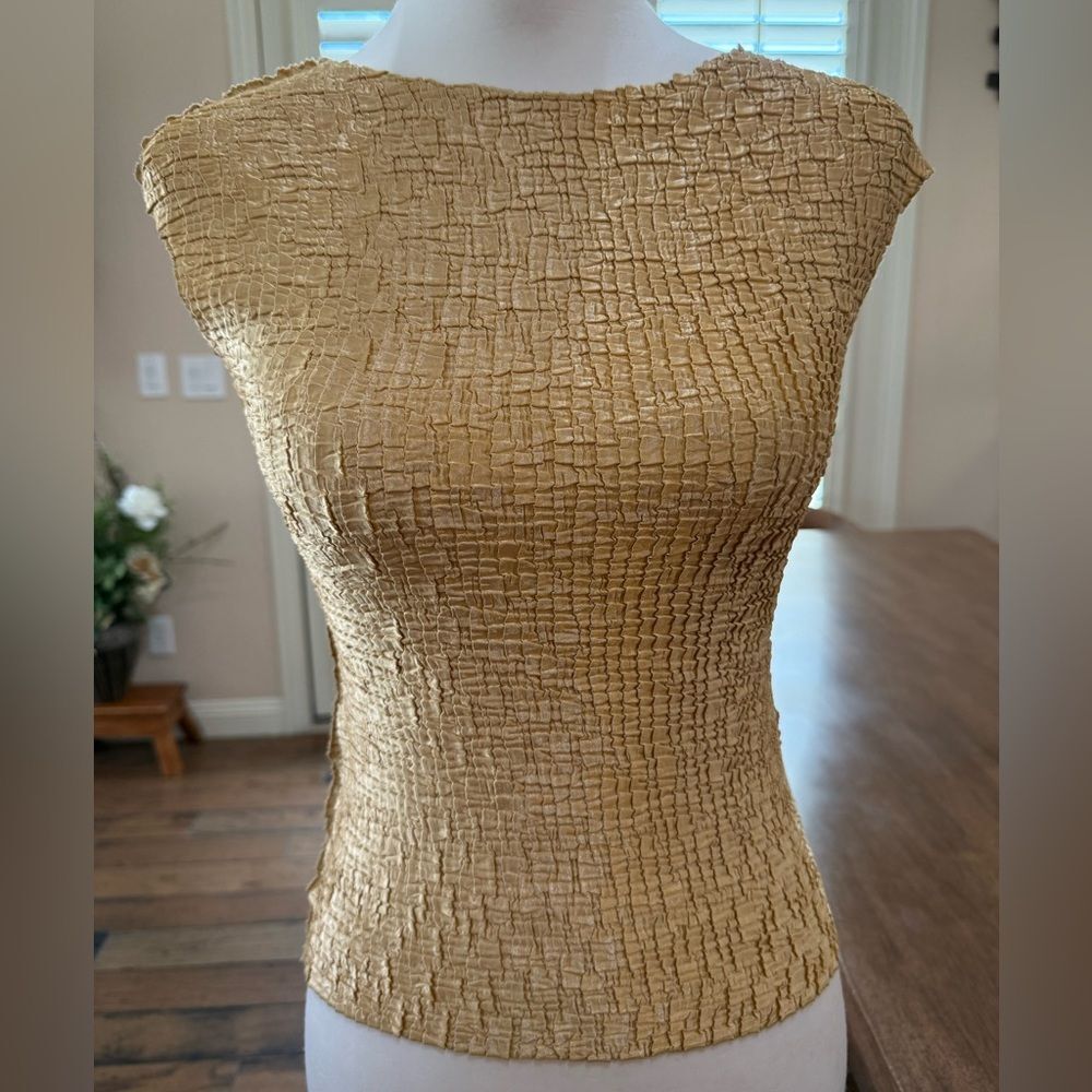 T.W.T. Crinkle Soft Gold Textured Top Stretchy Sleeveless Blouse M Made in USA